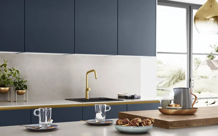 Arbeitsplatte mit Teetassen