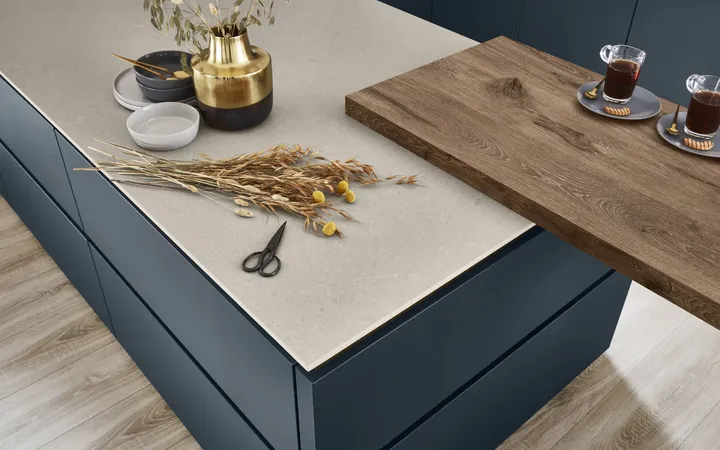 Arbeitsplatte mit Blumenstrauß