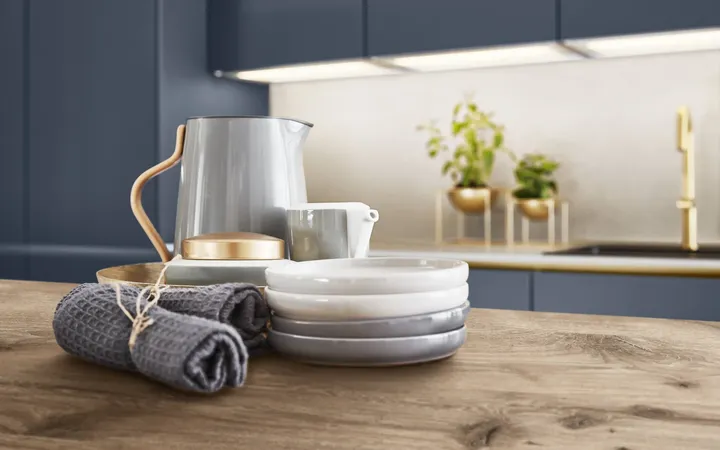 Geschirr auf Arbeitsplatte