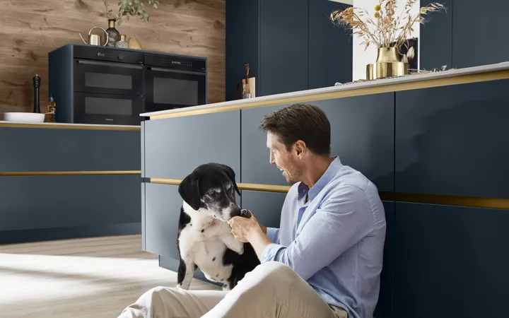 Mann mit Hund vor blauer Front