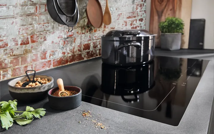 Gewürze vor Kochfeld