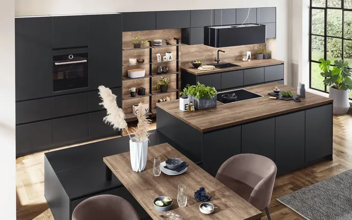 Perspektivansicht einer geräumigen Küchen in schwarz