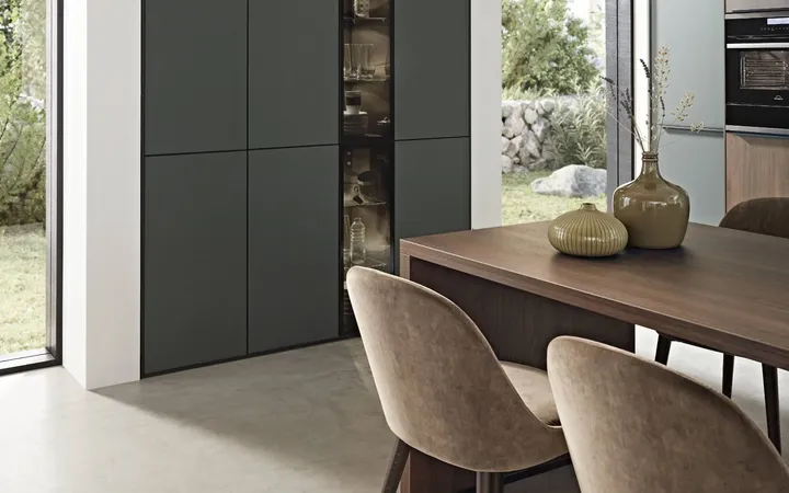 Eingelassene Wandschränke mit Glassegmenten