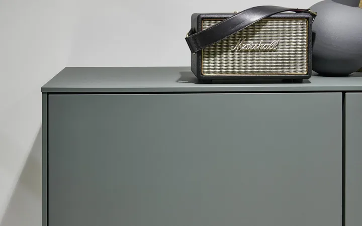 Filigranes Sideboard in grün mit schmalem Abdeckboden